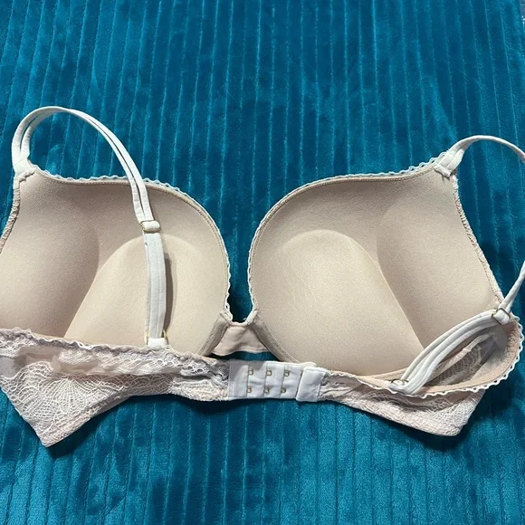 Victoria’s Secret Bombshell Elegant Lace Underwire Bra - Cream - Picture 2 of 6